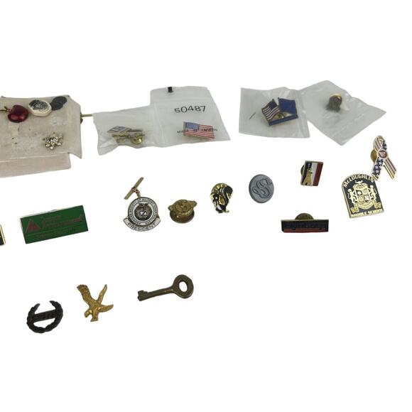 Vintage Lapel Pin Lot of 30+ Skunk, Military, Flag, Dualite, Feet, Brid, Realtor - Picture 12 of 16